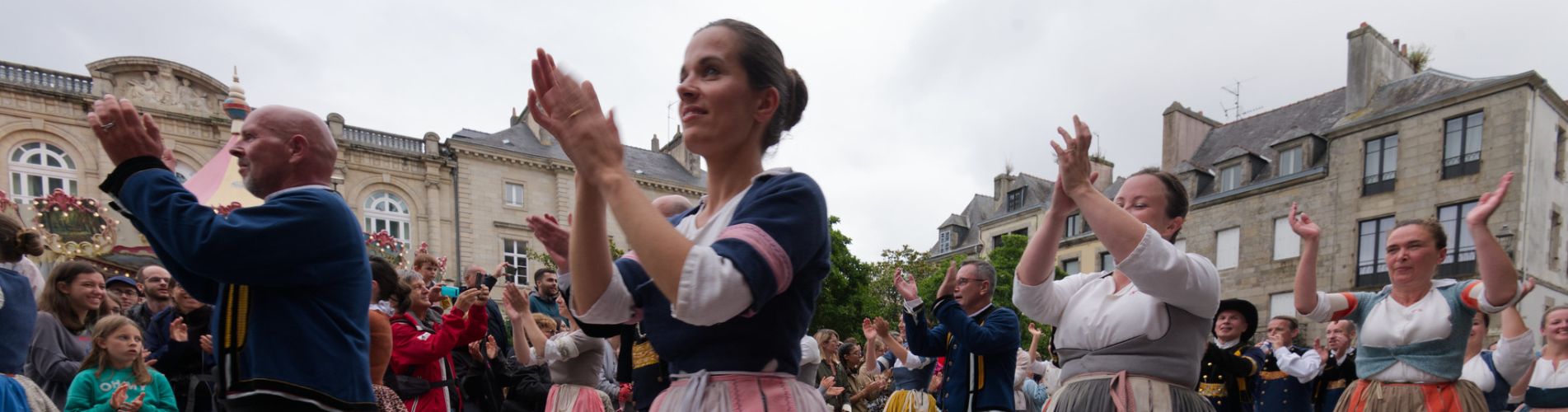 Jeune fille applaudissant pendant une danse bretonne traditionnelle