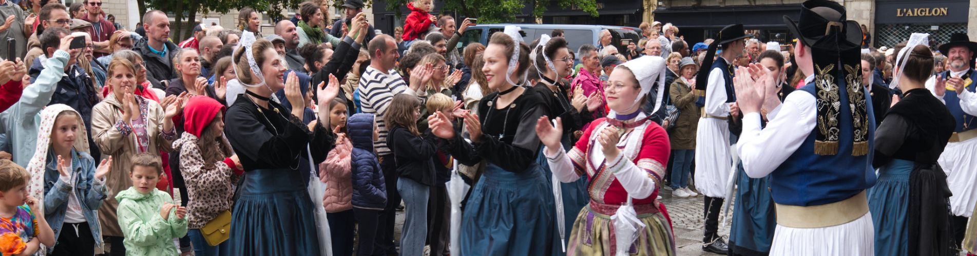 groupe de danseurs de danse traditionnelle bretonne